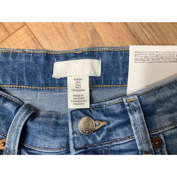 NWT Women's H&M Denim Shorts Regular Waist Size 2 - Picture 3 of 13